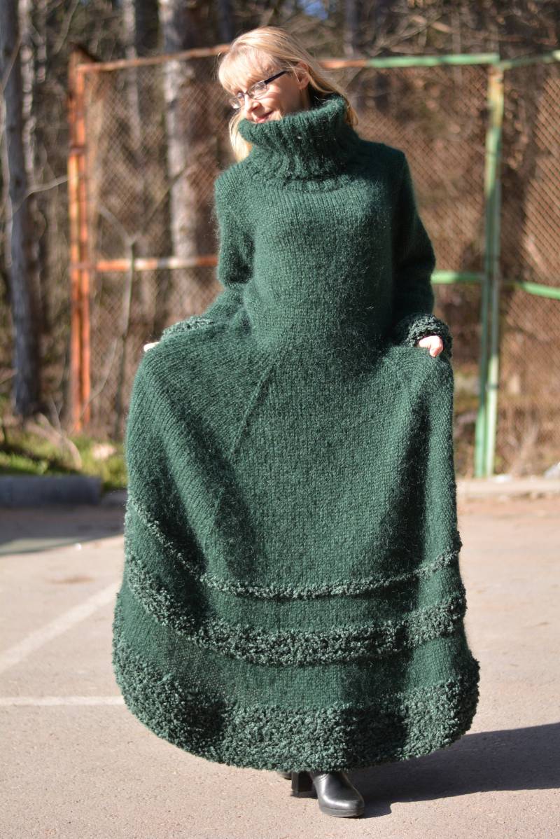 Grünes Mohair-Kleid Handgestricktes Dickes T-Ausschnitt-Pullover Ausgestelltes Kleid Einheitsgröße Langer Und Ausgestellter Pullover von Dukyana