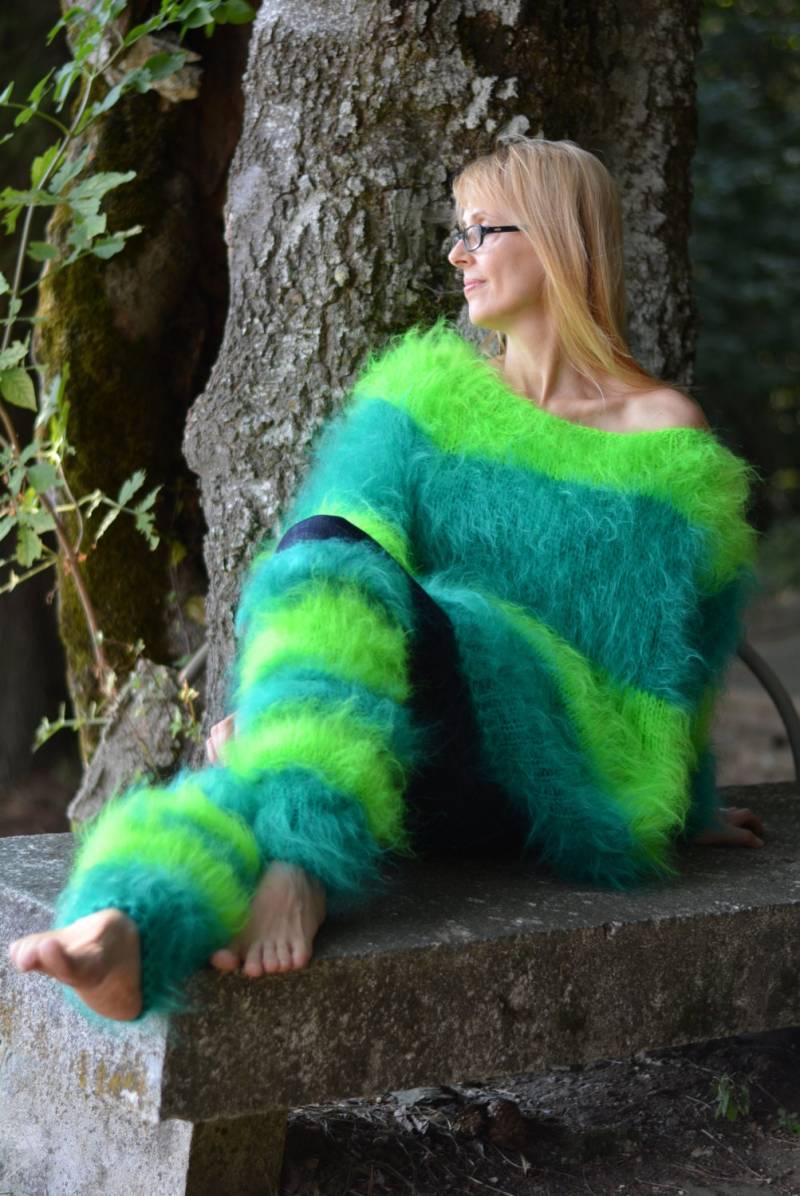 Hand Gestrickter Pullover in Flauschig Weicher Mohair Set Rundhals Stulpen Handgemachter Slouchy von Dukyana