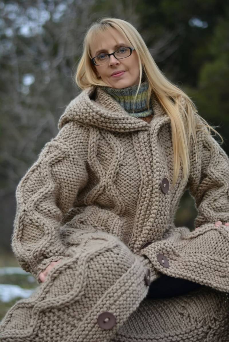 Handgestrickte Wolle Cardigan Gestrickter Wollmantel Handgestrickter Pullover Mantel Chunky Dicke Kapuze Handgestrickt Lange Jacke Xl von Dukyana