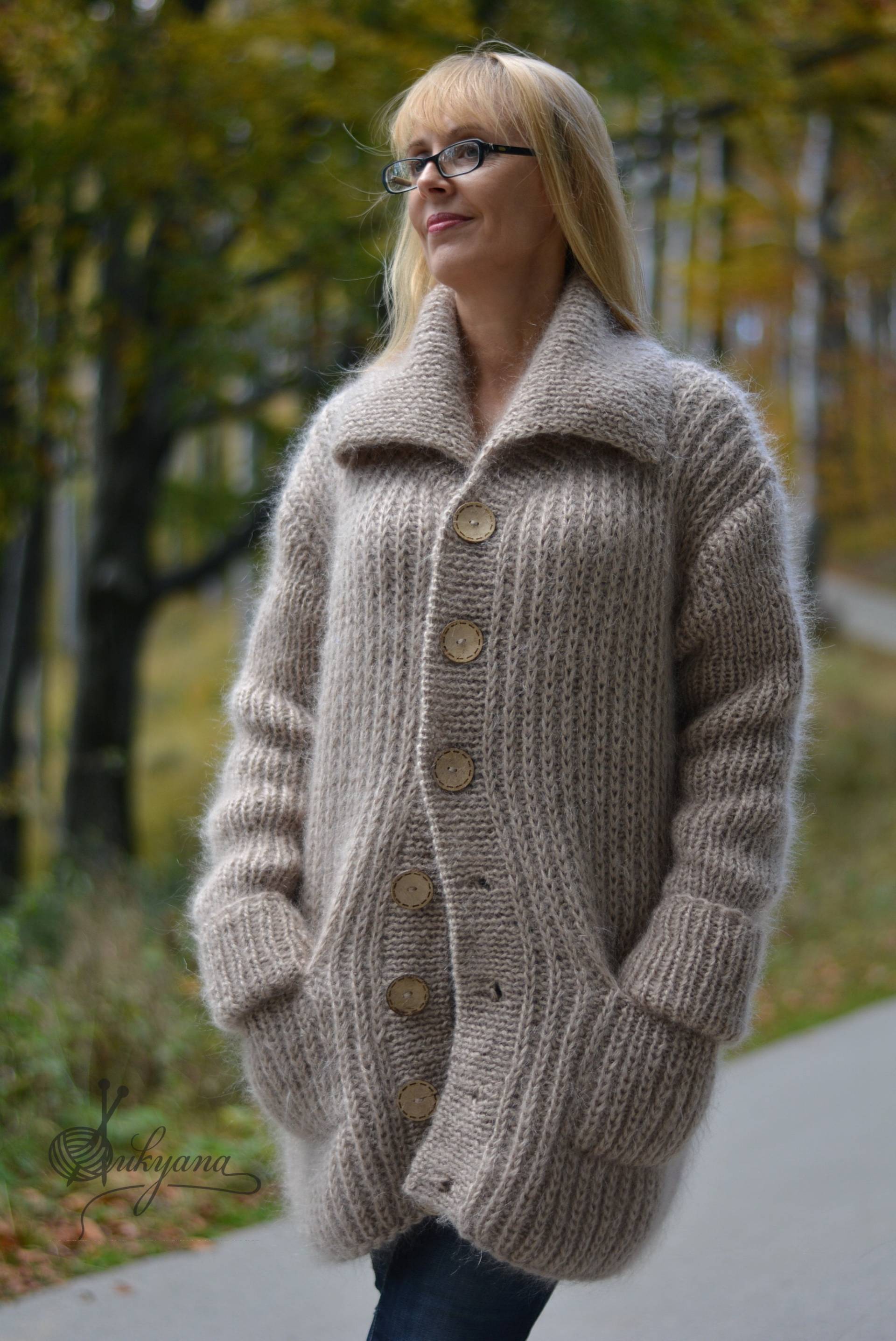 Handgestrickter Cardigan Herrenpullover Mohair-strickmantel Rollkragenpullover Weicher Handgestrickter Cardigan Herrenpullover Mohair-strickmantel Rollkragenpullover Weicher von Dukyana