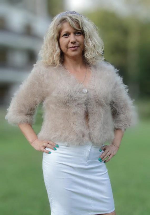 Handgestrickter Mohair Bolero - Fuzzy Cropped Shrug von Dukyana