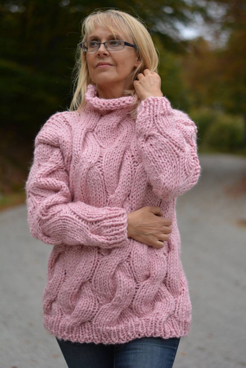 Handgestrickter Grobstrick Rollkragenpullover Mit Zopfmuster in Rosa Aus Alpakawolle von Dukyana