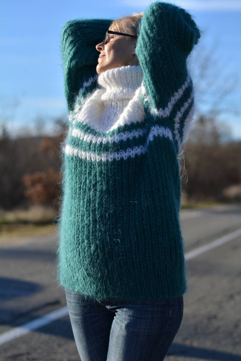 Handgestrickter Mohair Pullover in Grün Und Weiß Von Dukyana Einheitsgröße Passend Größe M L von Dukyana