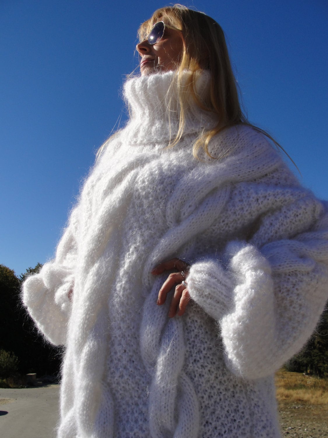 Handgestrickter Oversized Mohairpullover Mit Großem Rollkragen Und Zopfmuster Handgestrickter Oversized Mohairpullover Mit Großem Rollkragen Und Zopfmuster von Dukyana