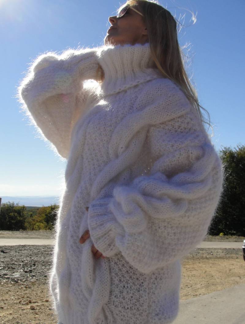 Handgestrickter Oversized Mohairpullover Mit Großem Rollkragen Und Zopfmuster von Dukyana