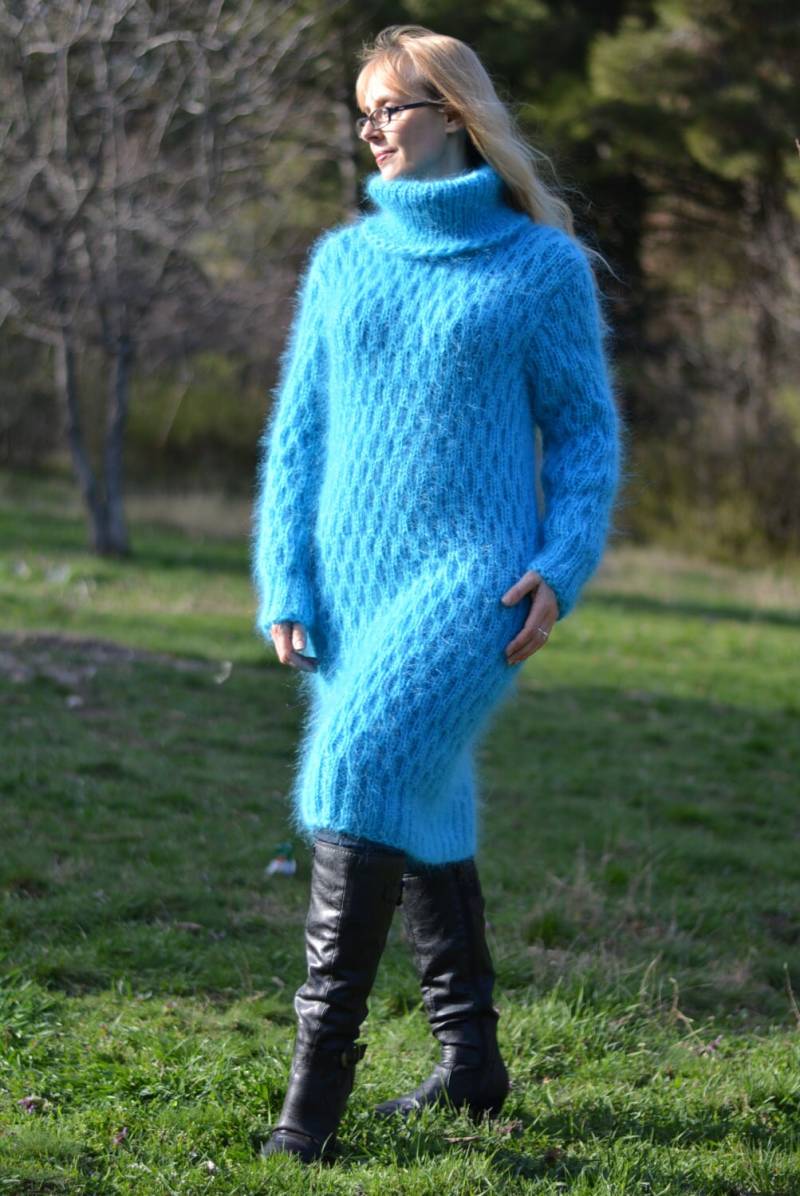 Handgestricktes Auf Wunsch Geripptes Mohairkleid Mit Rollkragen in Wunschfarbe von Dukyana
