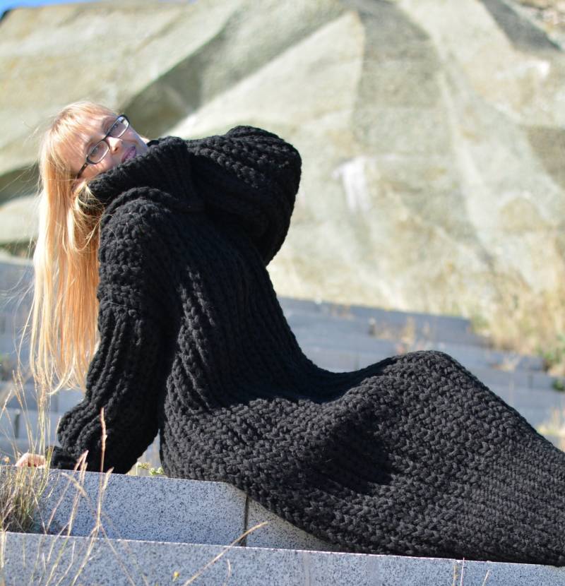 Handgestricktes Kleid Wollpullover Wollkleid Handgestrickt Chunky Kleid Langes Tneck Pullover Strickkleid in Schwarz Wolle von Dukyana