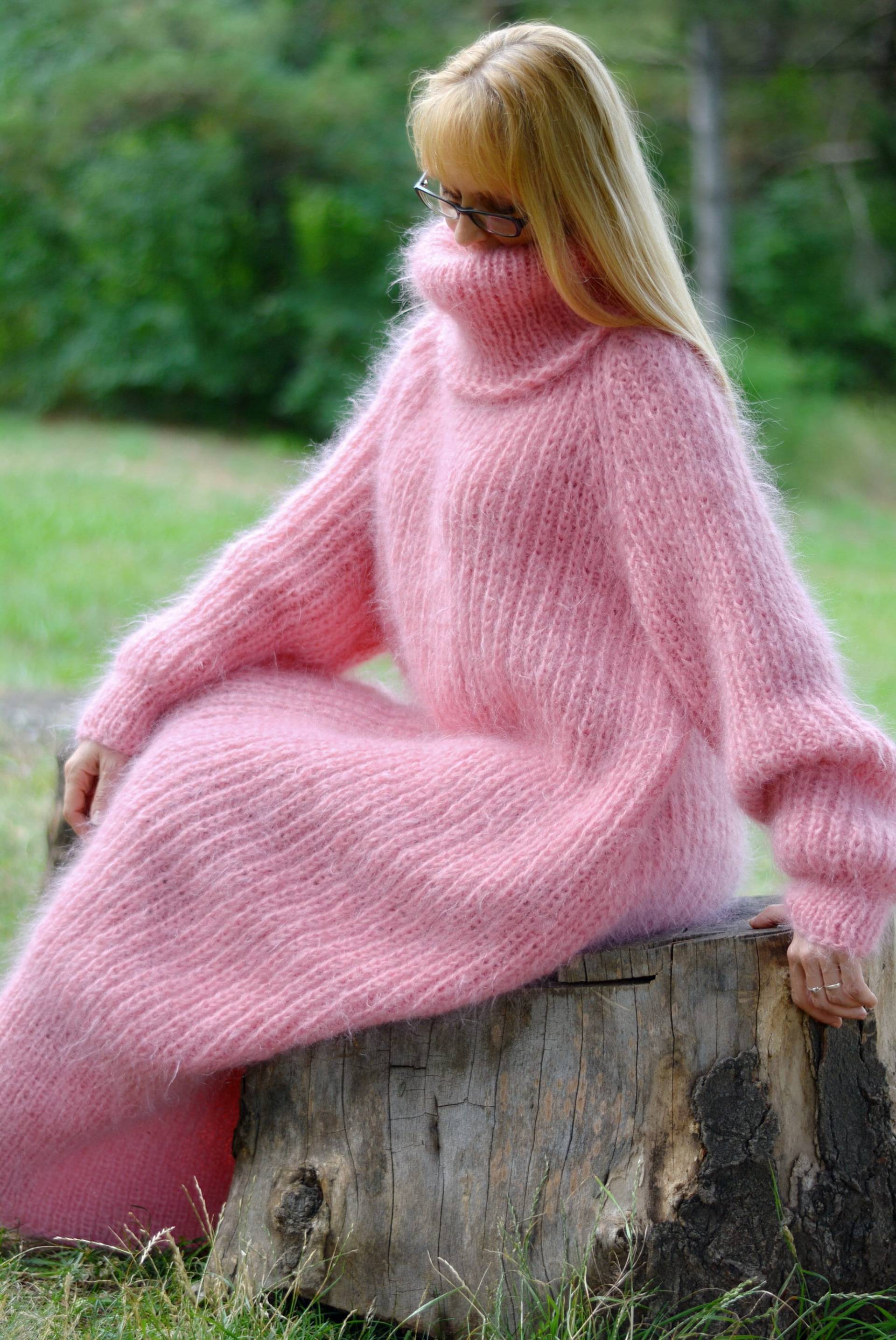 Handgestrickte Mohair Rollkragen Kleid Fuzzy Pink, Einheitsgröße von Dukyana