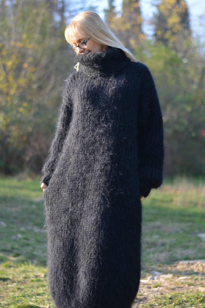 Handgestricktes Mohairkleid in Schwarz Ready-To-Send von Dukyana