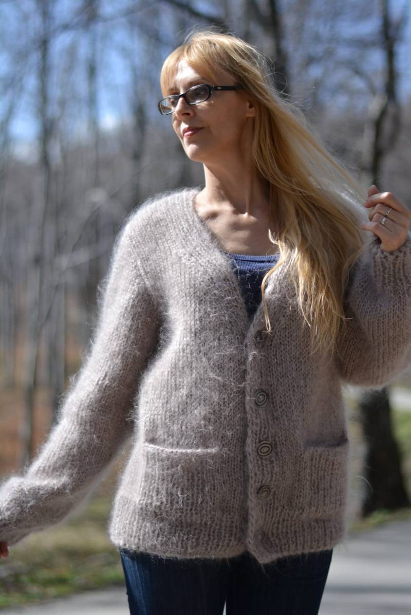 Ready Handgemachte Mohair-strickjacke Handgestrickte Mohair-Jacke Frühlings-Mohair-Pullovermantel V-Ausschnitt Mohair-Pullover Beige Ready Handgemachte Mohair-strickjacke Handgestrickte Mohair-Jacke Frühlings-Mohair-Pullovermantel V-Ausschnitt Mohair-Pullover Beige von Dukyana