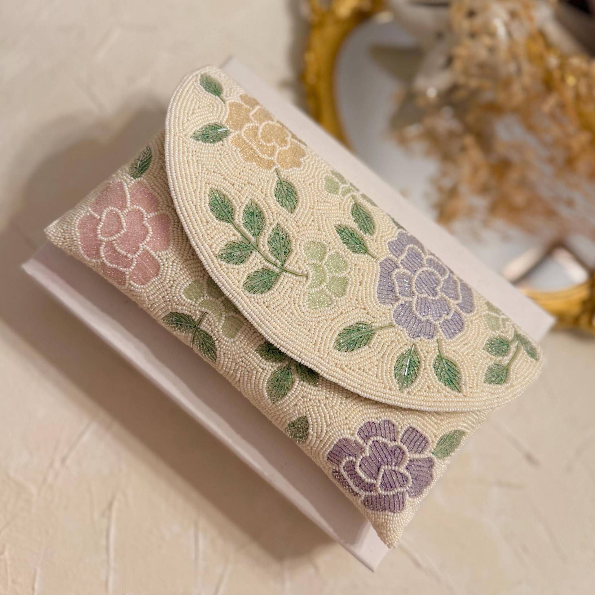 Handgemachte Perlen Clutch Mit Blumenmuster Abendtasche Aus Elfenbein Rohseide Handgemachte Perlen Clutch Mit Blumenmuster Abendtasche Aus Elfenbein Rohseide von DulhansDiary