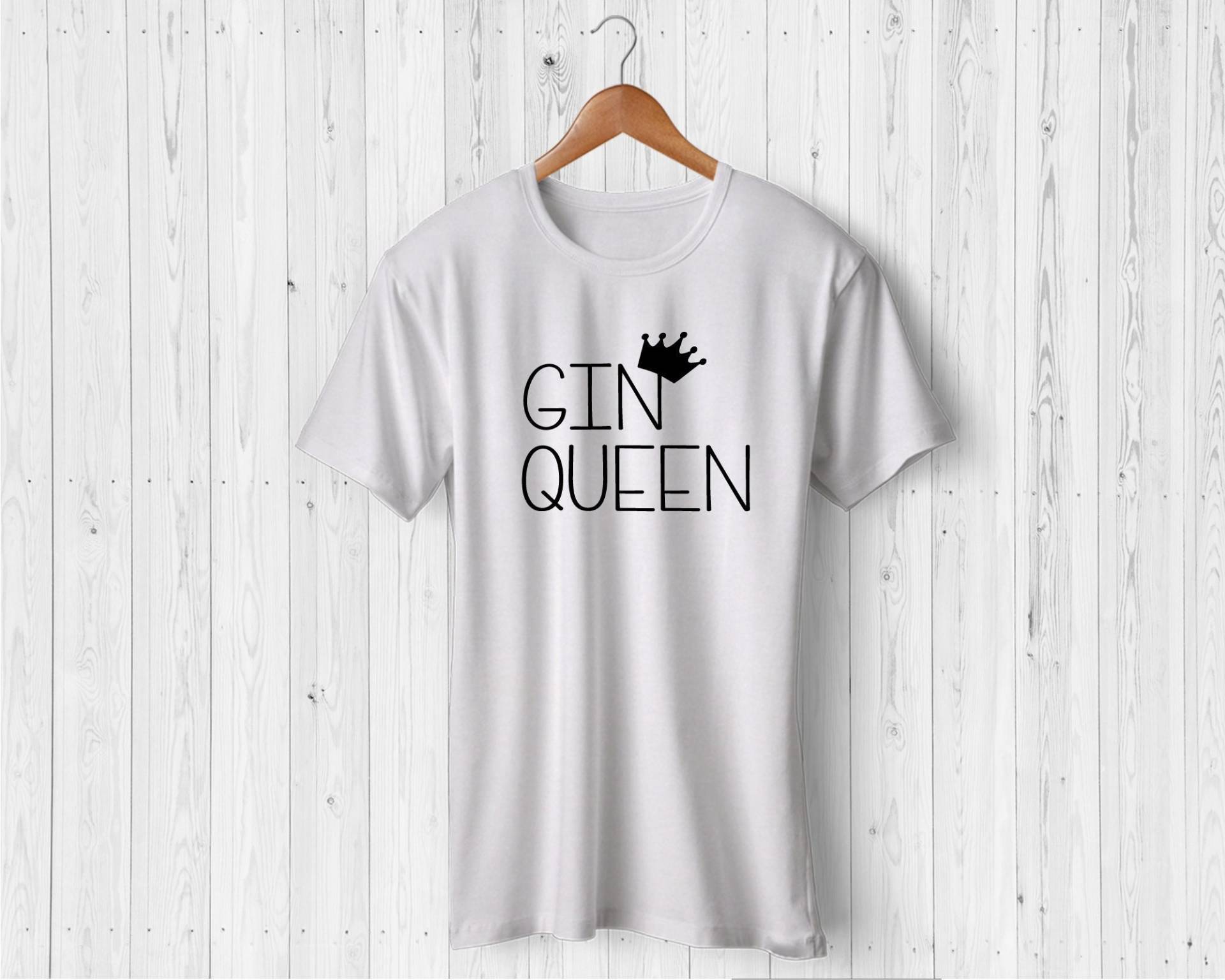 Gin Queen Tshirt von DunRoaminDesigns