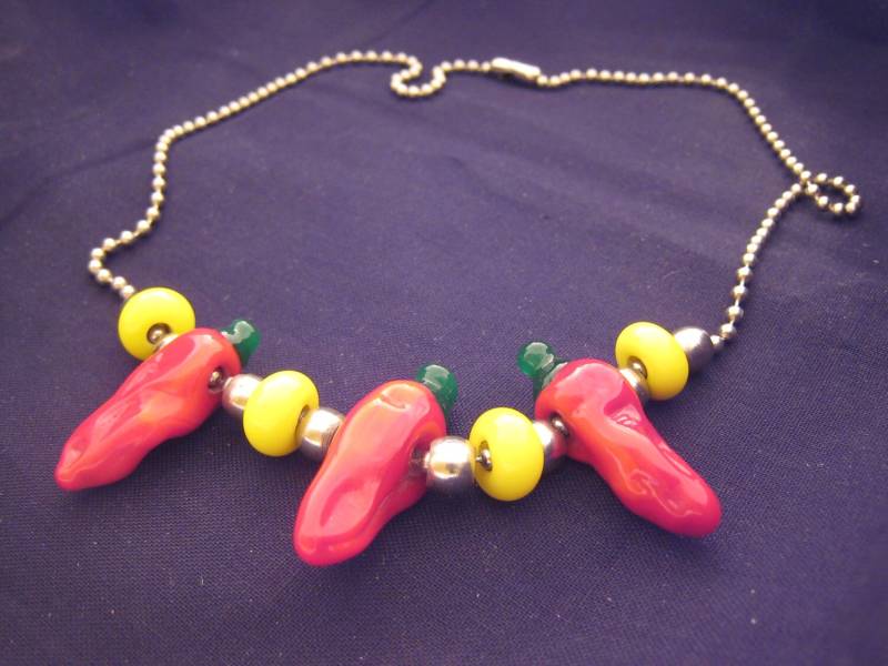 Chile Pepper-Halskette Mit Einzigartigen Handgefertigten Lampenglasperlen von DunmoreGlassworks