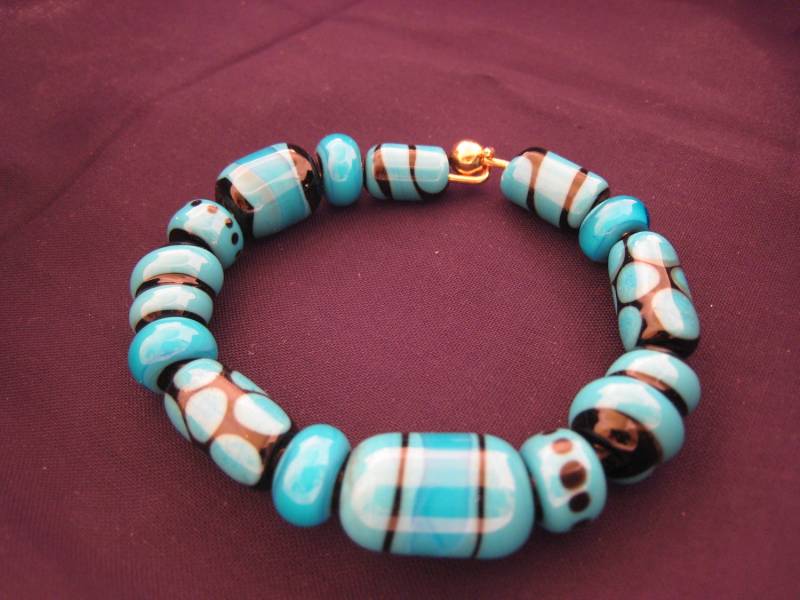 Funky Türkis Und Schwarzes Armband Mit Handgefertigten Lampenglasperlen Funky Türkis Und Schwarzes Armband Mit Handgefertigten Lampenglasperlen von DunmoreGlassworks