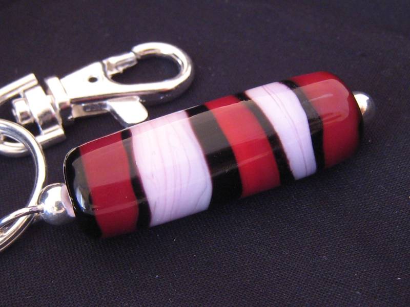 Großer Roter, Rosa Und Schwarzer Barrel Perlen Schlüsselanhänger Mit Einzigartigem Handgefertigtem Lampwork Glas von DunmoreGlassworks