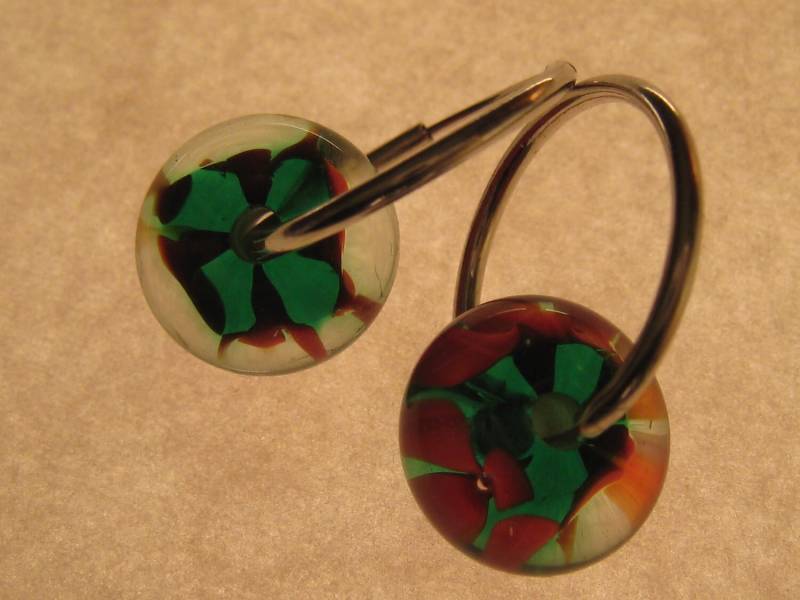 Handgefertigte Lampwork Glas Ohrringe Mit Ummantelten Roten Und Grünen Blumenperlen von DunmoreGlassworks