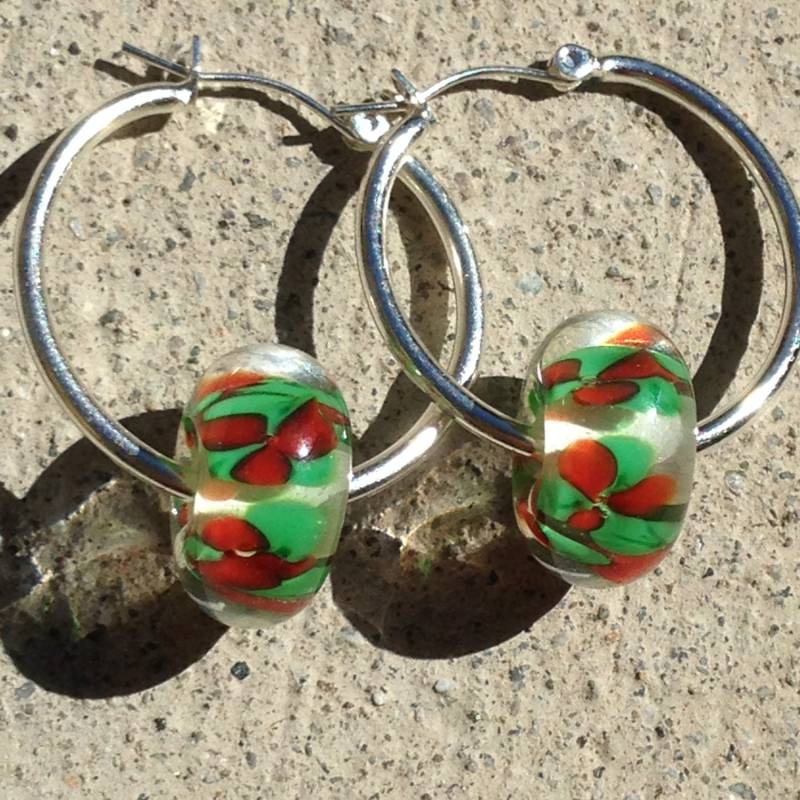 Lampearbeiten Kunst-Glasohrringe Mit Handgefertigten Roten Und Grünen Blumenperlen Lampearbeiten Kunst-Glasohrringe Mit Handgefertigten Roten Und Grünen Blumenperlen von DunmoreGlassworks