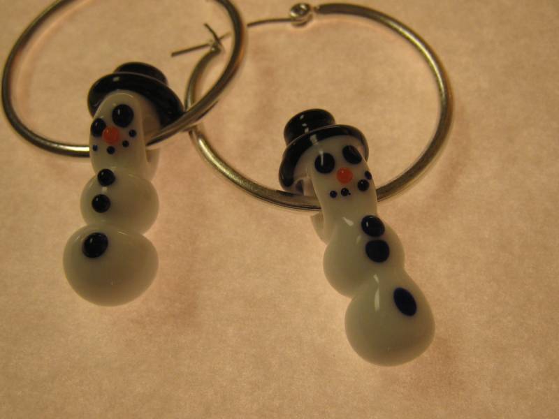 Lampearbeitskunst Glasohrringe Mit Festlichen Schneemann-Perlen von DunmoreGlassworks