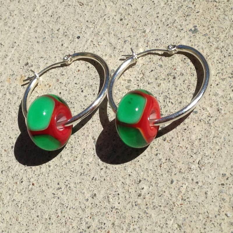 Lampwork Art Glasohrringe Mit Handgefertigten Grün Auf Roten Quad-Kugeln von DunmoreGlassworks