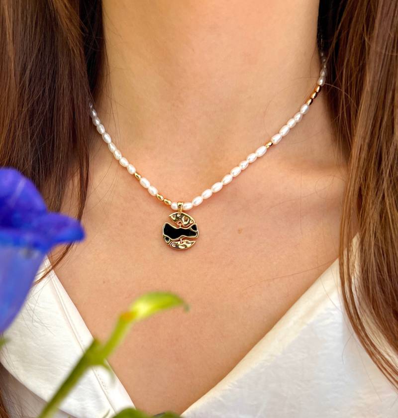 18K Rose Gold Perlenkette Schwarzer Emaille Anhänger von DuoDuoAndPengPeng