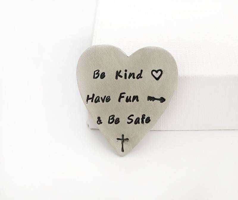 Abschlussgeschenk - Have Fun Be Safe Love You Benutzerdefinierte Taschentoken Geschenk Für Sohn Tochter Studentengeschenke Teenagergeschenke von DuoStef