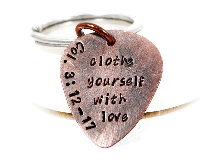 Bibelvers Schlüsselanhänger. Kolosser Hochzeitsvers. Personalisierter Oxidierte Kupfer Gitarren Pick. Gestempelter Herren Schlüsselanhänger von DuoStef