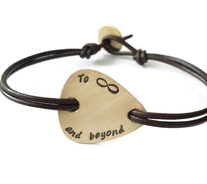 Bis Zur Unendlichkeit Und Darüber Hinaus Herren Personalisiertes Gitarren-Plektrum Armband, Messing Plektrum Armband Für Herren von DuoStef