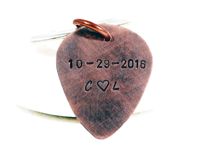 Datum Und Initialen Rustikaler Schlüsselanhänger. Kupfer Gitarren Pick Personalisierte Doppelseiten. Personalisierter Hand Gestempelter Liebe von DuoStef
