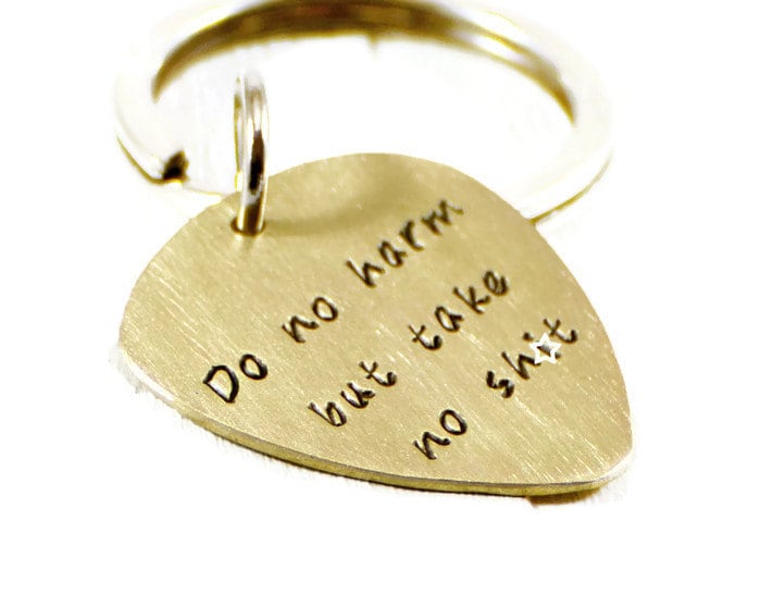 Do No Harm Schlüsselanhänger. Personalisierter Schlüsselanhänger Aus Messing. Gitarren Pick Geschenk. Motivationsworte Handgestempelter Metall von DuoStef
