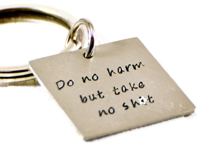 Do No Harm Schlüsselanhänger. Personalisierter Silber Gravur Square Tag Motivationswort Geschenk. Handgestempelter Schlüsselanhänger Aus Metall von DuoStef