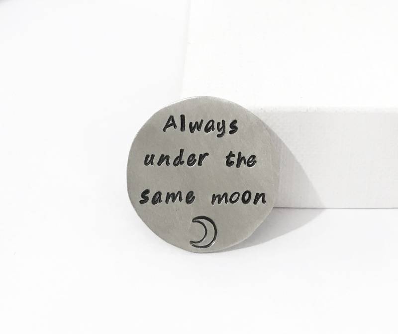 Ferngeschenk - Immer Unter Dem Gleichen Mond Handgestempelte Münze Fernbeziehung Geschenk Personalisiertes Für Ihn Männer von DuoStef