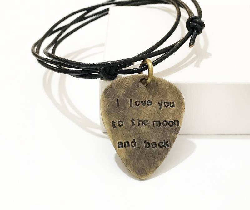 Handgestempelte Halskette - I Love You To The Moon & Back Gitarren-Pick-Halskette Aus Messing Personalisierte Gitarren-Pick-Leder-Halskette Für von DuoStef