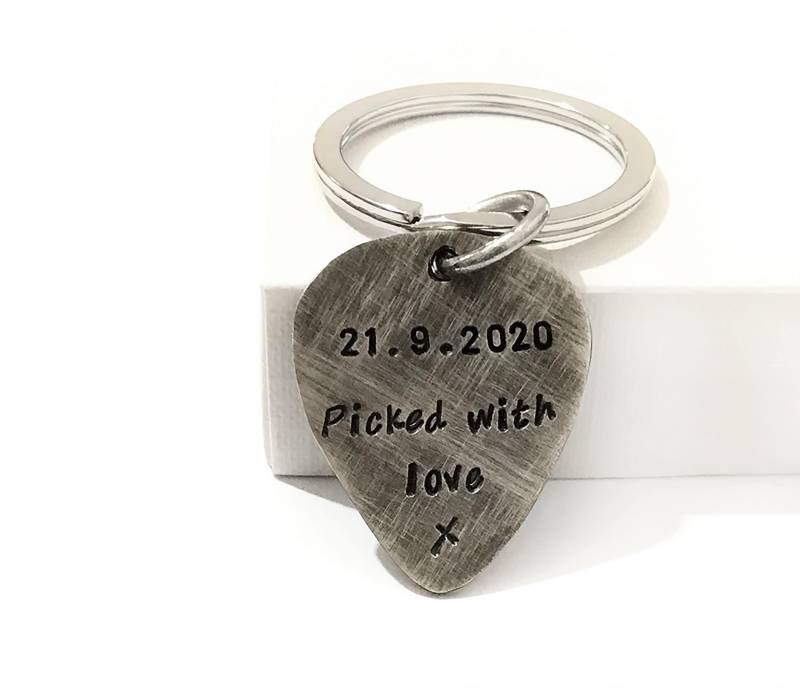 Handgestempelter Gitarren-Pick-Schlüsselanhänger - Personalisierte Gitarren-Pick Musiker Geschenk Ich Wähle Dich Personalisiertes Für Männer von DuoStef