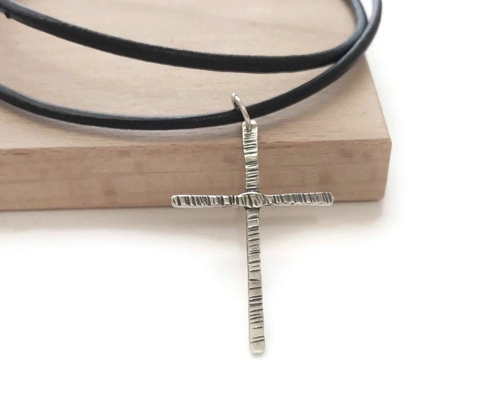 Handmade Sterling Silber Kreuz Halskette - Verstellbare Leder Gehämmertes Anhänger Texturierte Charm Religiöse von DuoStef