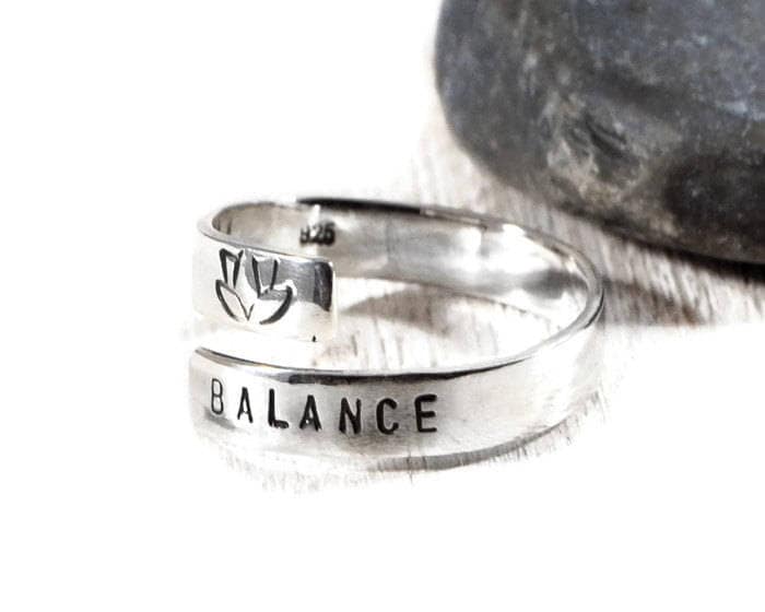 Personalisierter Verstellbarer Sterling Silber Ring Für Frauen. Frauen Silberring Graviert. Balance Ring. Handgestempelter Lotus von DuoStef