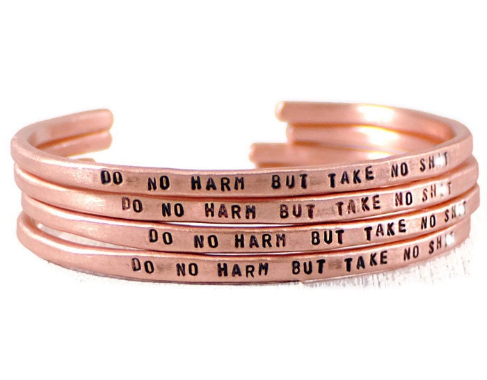 Personalisiertes Manschettenarmband. Armband. Motivationsschmuck. Kupfer Manschette Band. Damen Do No Harm Mantra Schmuck von DuoStef