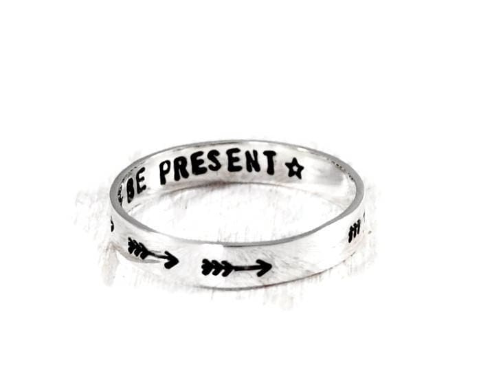 Pfeil Sterling Silber Ring. Personalisierter Damenring. Be Present Handgestempeltes 3mm Band. Gravierter Mantra Stapelring Silberfarbener Pfeil von DuoStef