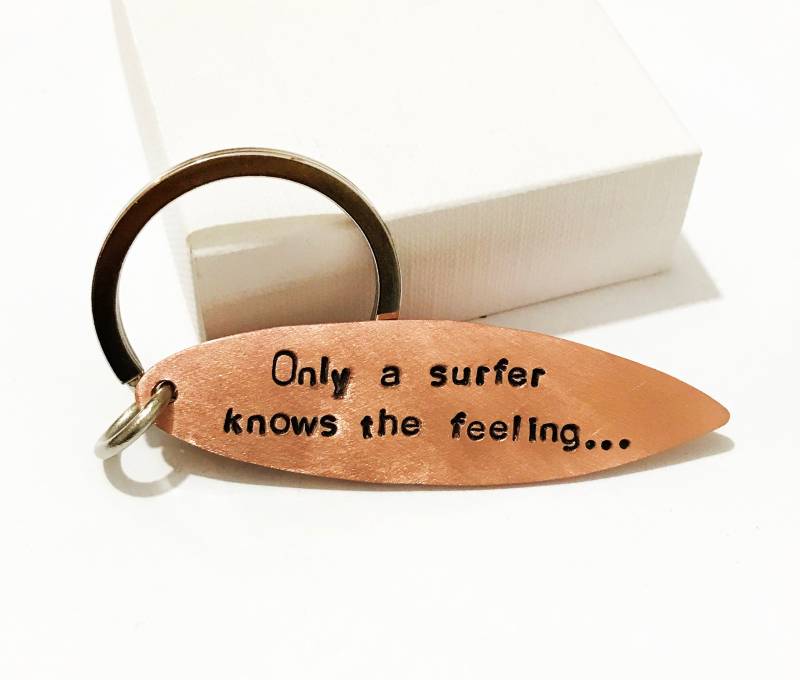 Surfboard Schlüsselanhänger - Handgestempelter Surfboard-Schlüsselanhänger Nur Ein Surfer Kennt Das Gefühl Personalisierter Schlüsselanhänger von DuoStef