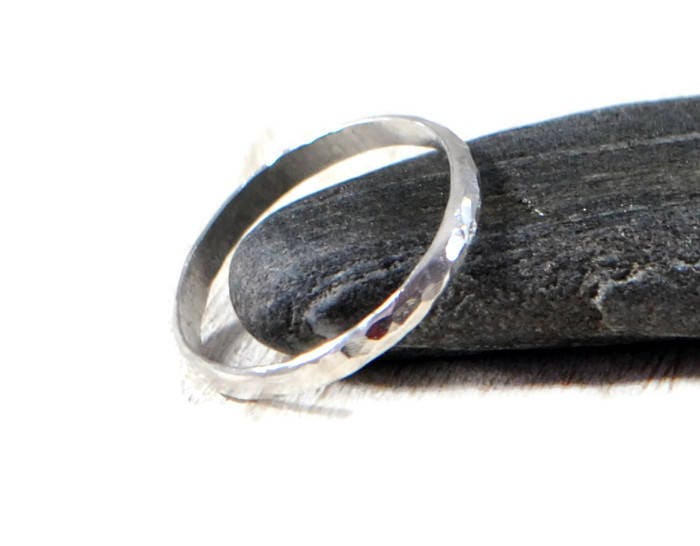 sterling Silber Gehämmert Band - Schlichter 2mm Halbrunder Ehering Für Frauen Elegantes Perfekter Brautring von DuoStef