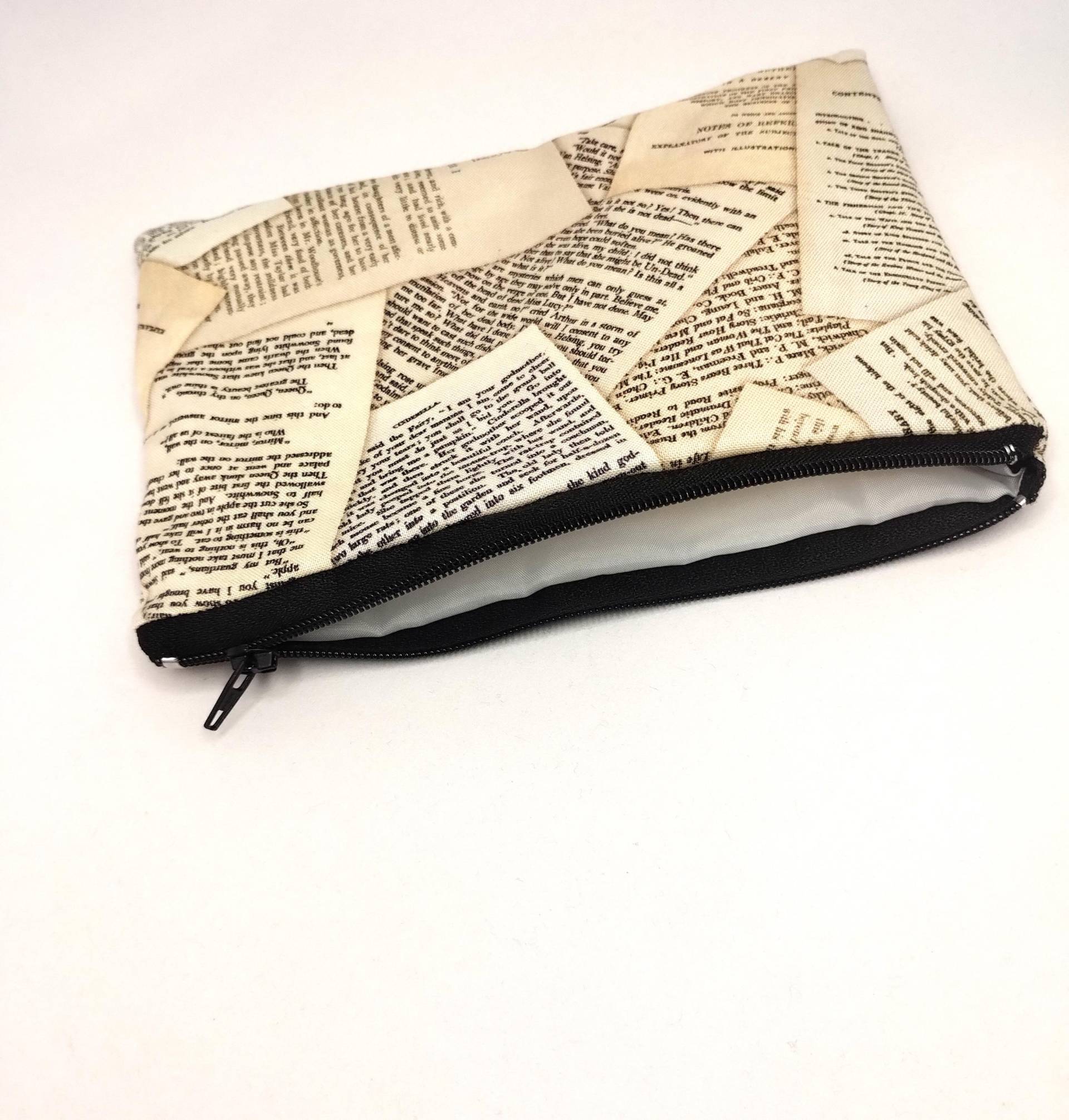 Schminktasche Für Buchliebhaber Mit Vintage Buch Seiten Design - Bibliothek Geheime Federmäppchen Literatur Tasche Limitierte Auflage Schminktasche Für Buchliebhaber Mit Vintage Buch Seiten Design - Bibliothek Geheime Federmäppchen Literatur Tasche Limitierte Auflage von DurhamAccessories