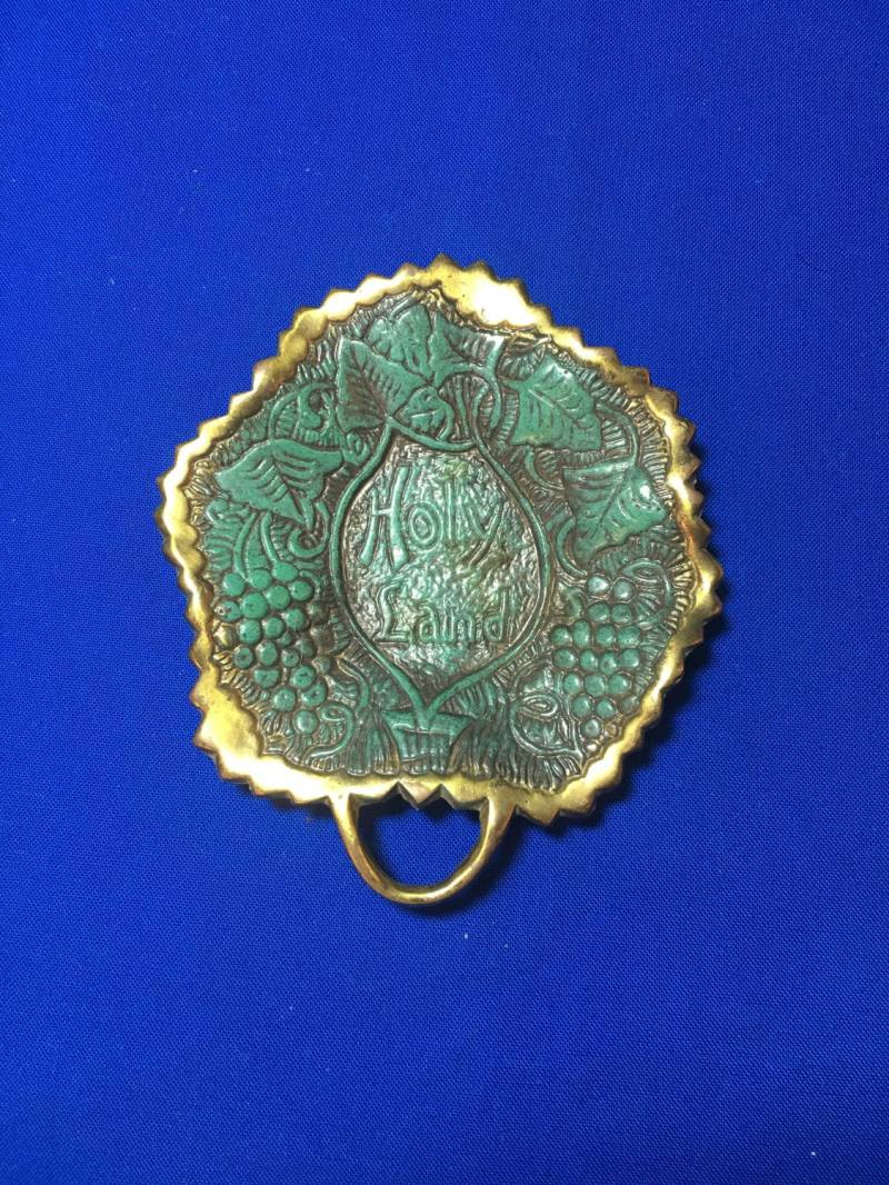 Vintage Messing-Ringschale Aus Dem Heiligen Land, Hergestellt in Israel ~ Grün Trauben - Und Blattdesign Vintage Messing-Ringschale Aus Dem Heiligen Land, Hergestellt in Israel ~ Grün Trauben - Und Blattdesign von DustyFrogs