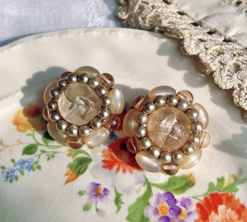 Kramer Texturierte Kunststoff-Ohrclips, Vintage Cluster Ohrringe, Signiert Und von DustyGem
