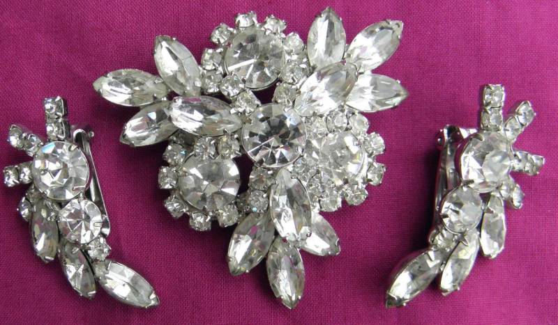 Großes Vintage-Set Aus Strass-Brosche Und Ohrclips - 1950Er Jahre Von Dustymillerantiques Großes Vintage-Set Aus Strass-Brosche Und Ohrclips - 1950Er Jahre Von Dustymillerantiques von DustyMillerAntiques