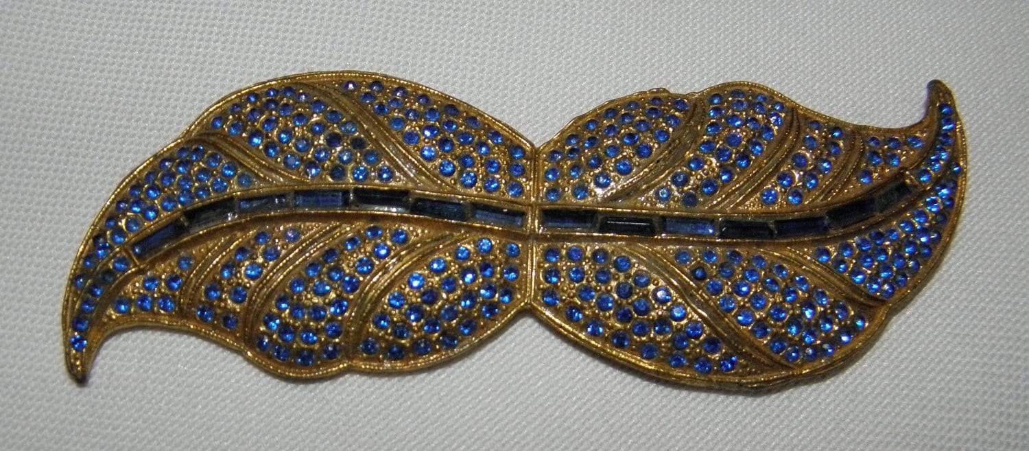 Sehr Große Vintage-Brosche Aus Messing Mit Blauen Strasssteinen - Um 1940 Von Dustymillerantiques Sehr Große Vintage-Brosche Aus Messing Mit Blauen Strasssteinen - Um 1940 Von Dustymillerantiques von DustyMillerAntiques