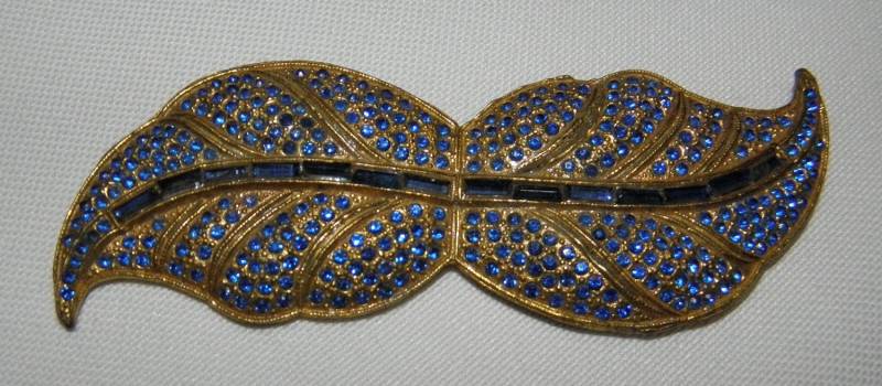 Sehr Große Vintage-Brosche Aus Messing Mit Blauen Strasssteinen - Um 1940 Von Dustymillerantiques Sehr Große Vintage-Brosche Aus Messing Mit Blauen Strasssteinen - Um 1940 Von Dustymillerantiques von DustyMillerAntiques