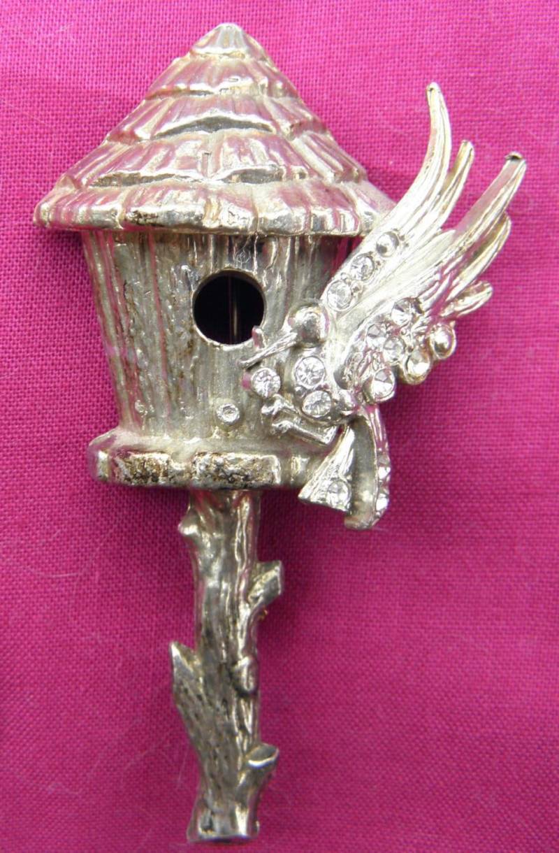Silberfarbene Vintage-Vogel- Und Vogelhaus-Brosche - Um 1940 Von Dustymillerantiques Silberfarbene Vintage-Vogel- Und Vogelhaus-Brosche - Um 1940 Von Dustymillerantiques von DustyMillerAntiques