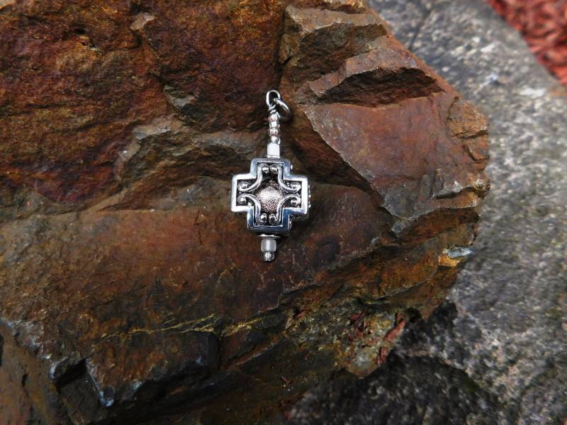 Silberfarbener Vintage-Anhänger/Charm - Ca. 1990 Von Dustymillerantiques Silberfarbener Vintage-Anhänger/Charm - Ca. 1990 Von Dustymillerantiques von DustyMillerAntiques