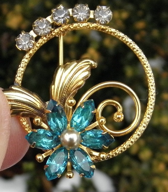 Vintage Amco Blue Rhinestone Flower Circle Pin - Um 1950 Von Dustymillerantiques von DustyMillerAntiques