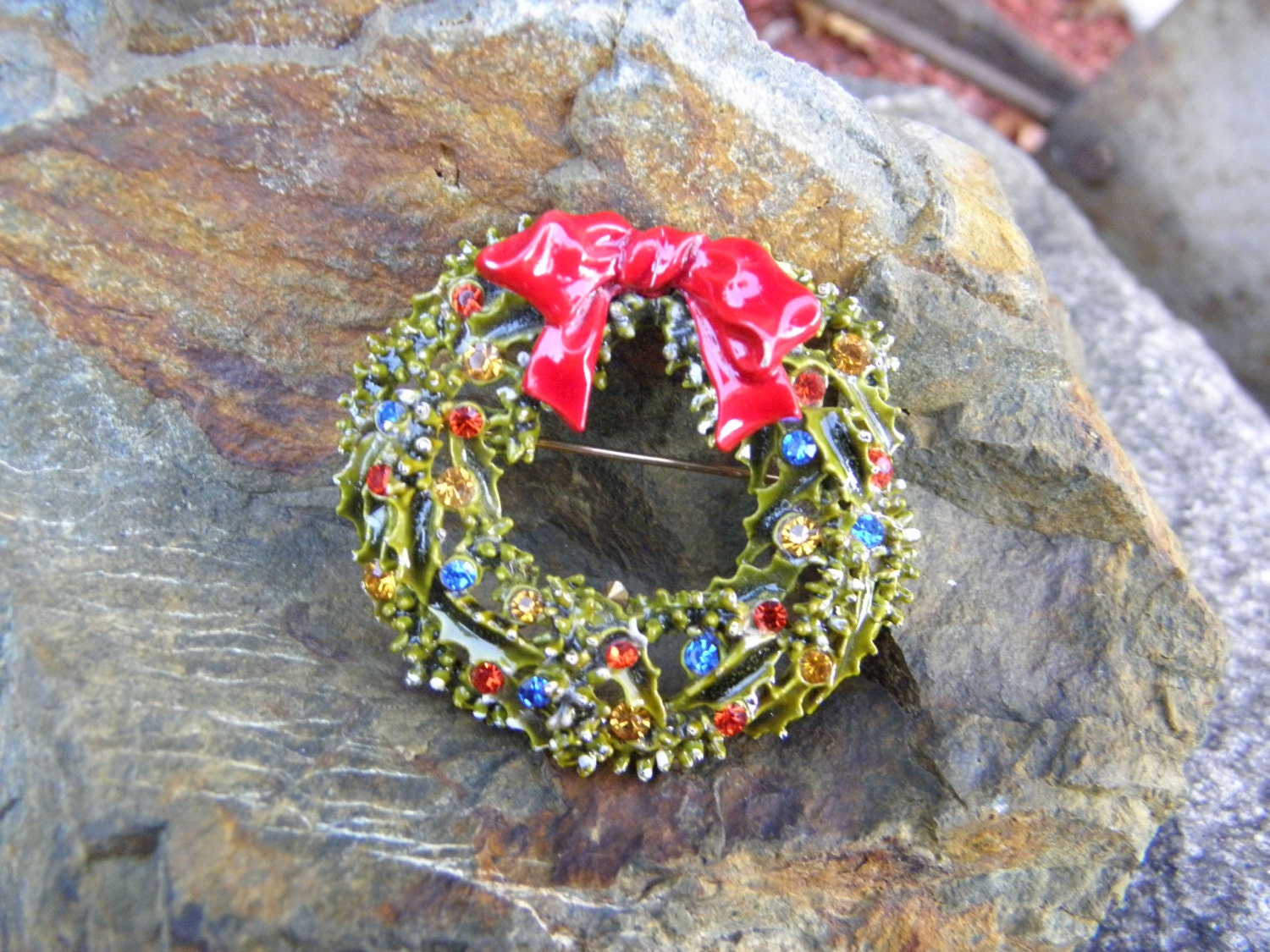 Vintage Art Weihnachtskranz Emaille Pin Anstecknadel - 1960Er Jahre Von Dustymillerantiques Vintage Art Weihnachtskranz Emaille Pin Anstecknadel - 1960Er Jahre Von Dustymillerantiques von DustyMillerAntiques