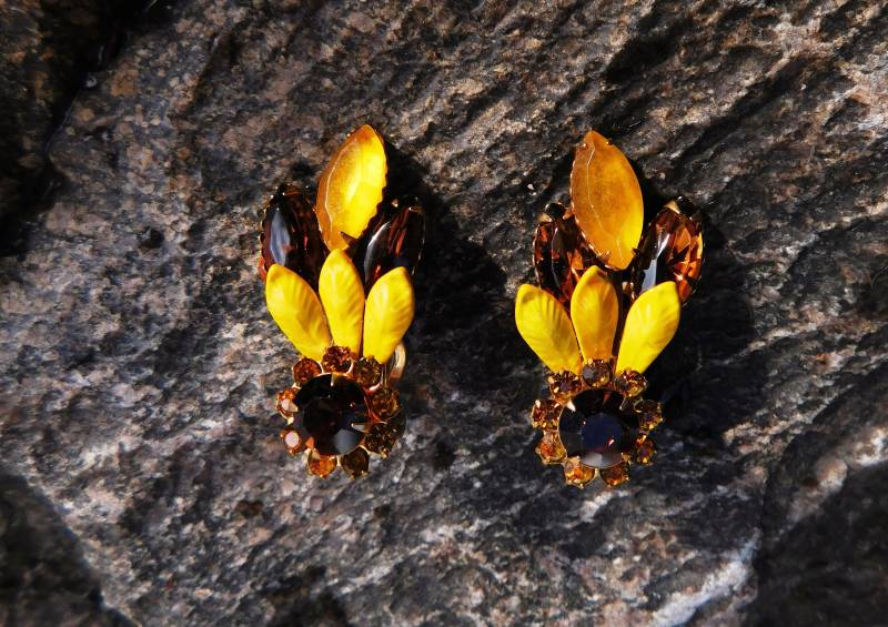 Vintage-Clip-Ohrringe Aus Bernstein Und Mattiertem Gelben Strass-Emaille in Goldton - Um 1970 Von Dustymillerantiques Vintage-Clip-Ohrringe Aus Bernstein Und Mattiertem Gelben Strass-Emaille in Goldton - Um 1970 Von Dustymillerantiques von DustyMillerAntiques
